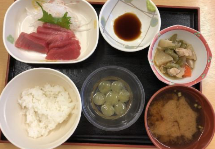 マグロ解体ショーの日の献立