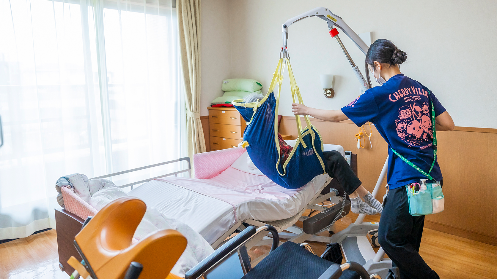 ベッドから車椅子へ